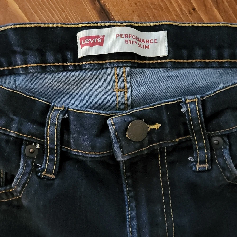 LIKE NEW!Levi's Slim Jeans - Picture 2 of 6